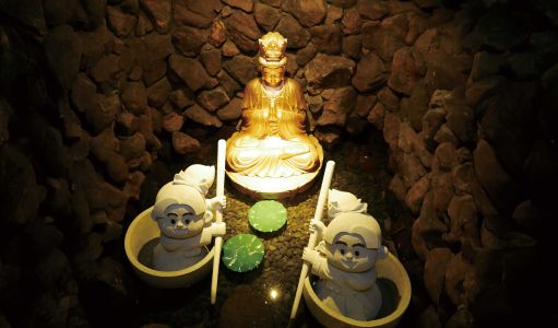 大事な御霊をお守り下さる金の観音像
